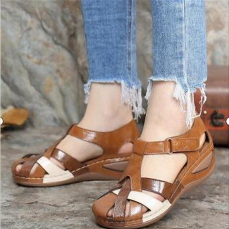 Women’s Sandals – Low Wedge Heel – Crisscross Strap – Cut-Out Detail – Open Toe